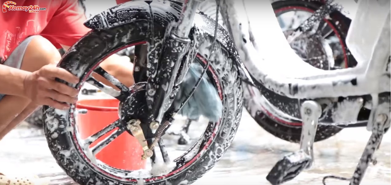 Huong Dan Rua Xe May Dien Dung Cach An Toan Tai Nha.jpg